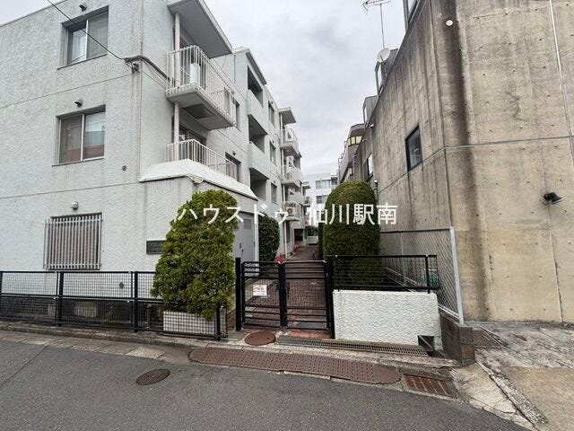 建物入口付近。