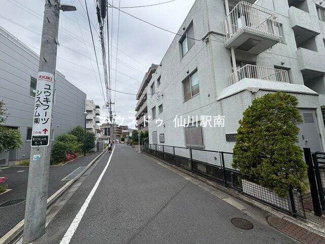 周辺はマンションが立ち並ぶ交通量が比較的少ない。