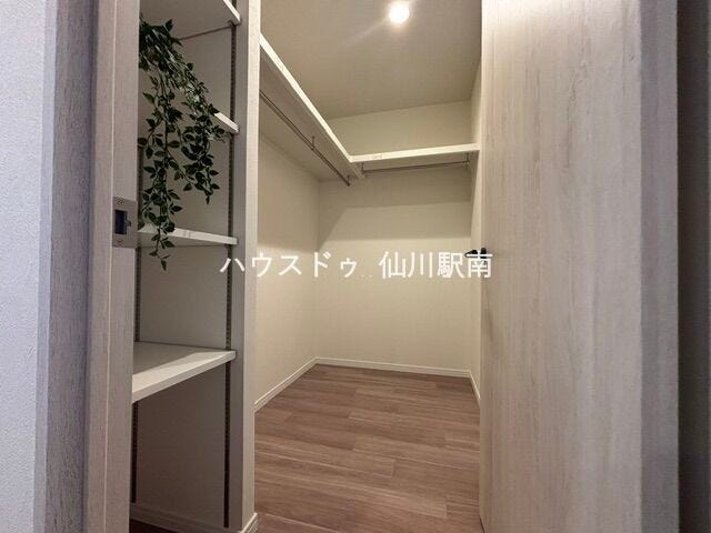 ウォークインクローゼットは主に洋室2室の収納としてゆったちお使いいただけます。