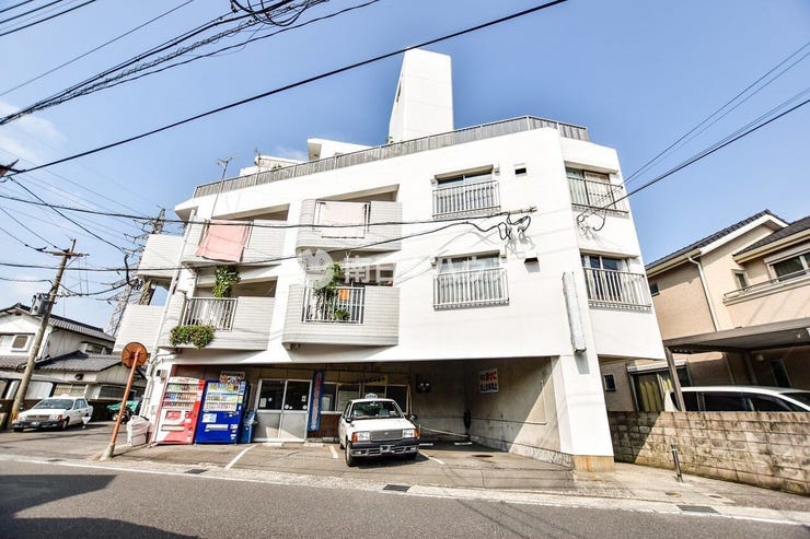 田上１丁目 第２山元共同ビル 【第2山元共同ビル】
鹿児島市田上1丁目にある全36戸のマンションです！
1階にタクシー会社があり、移動に便利です♪