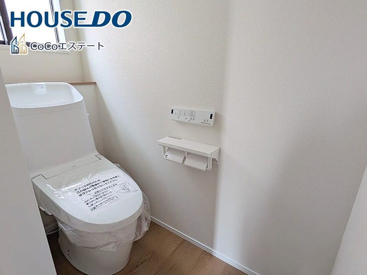 □■トイレ■□
温水洗浄便座付きトイレ♪
冬場や冷え込む時期にもお尻を温かく快適に保ちます。
また、汚れにくく掃除しやすい設備です。