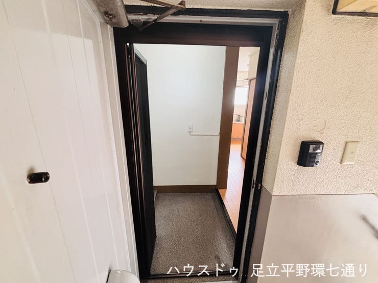 室内へつながる玄関は段差が少なく、荷物の出し入れもしやすい造りです。