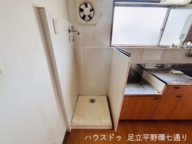 洗濯機置場はキッチン横にあり、家事動線がまとまりやすい配置です。