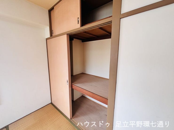 和室には押入収納を備え、布団や季節用品もすっきり収納可能。居住空間を広く使えます。