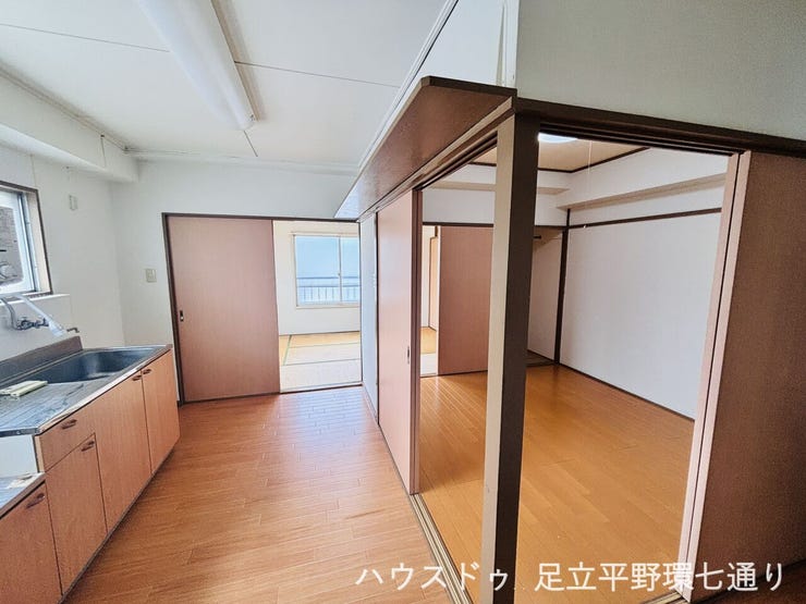 キッチンから各居室へつながる間取りで、生活動線が分かりやすい住空間です。