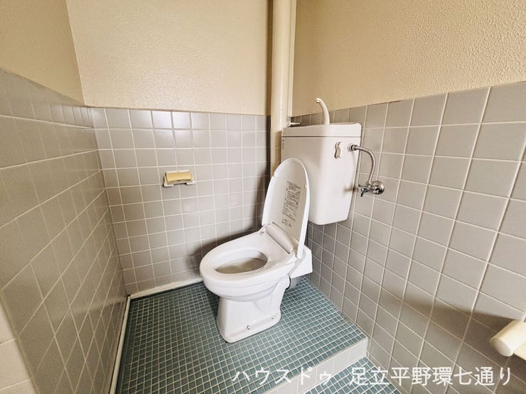 タイル貼りのトイレはお手入れしやすく、独立した空間で落ち着いて使えます。