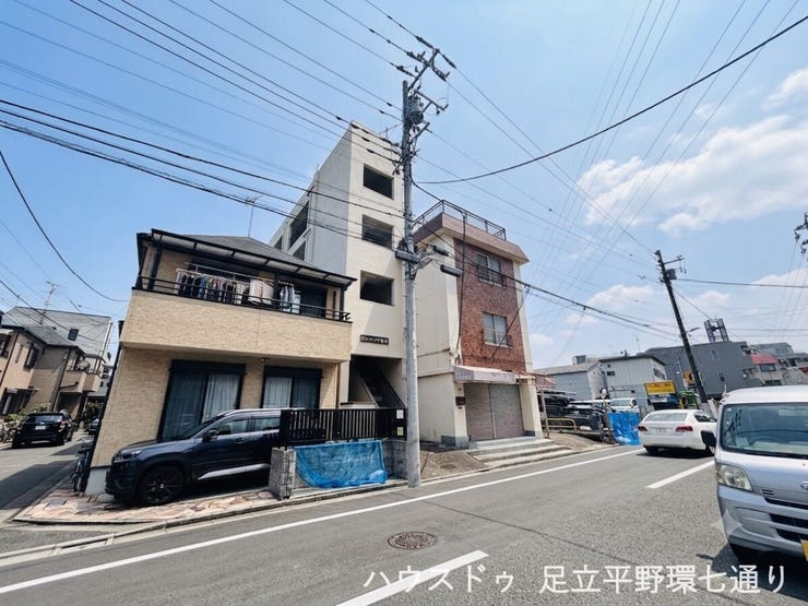 道路沿いから建物全体を確認でき、周辺環境も把握しやすい立地です。