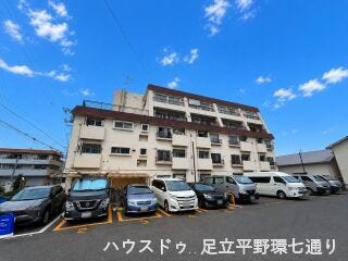 敷地内に駐車スペースがあり、お車利用の方にも便利な住環境です。