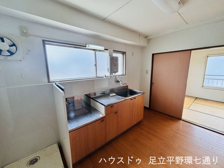 窓付きのキッチンで換気しやすく、毎日の調理も快適に行えます。