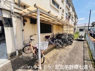 屋根付き駐輪スペースがあり、大切な自転車を雨から守りやすい設備です。