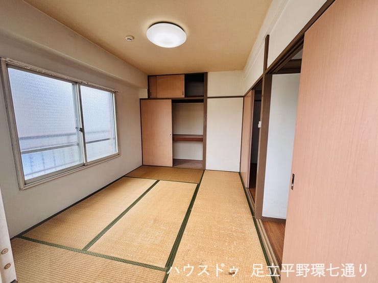和室には押入収納があり、布団や季節物の収納にも便利です。