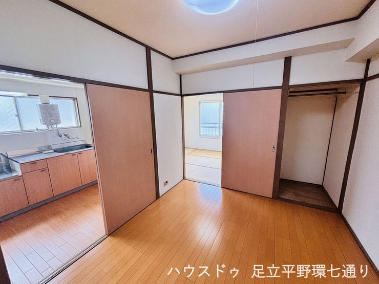 引き戸で空間を仕切れる洋室は、用途に合わせて使いやすいお部屋です。