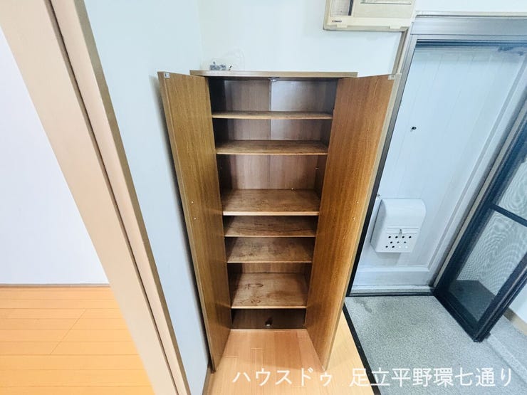 玄関横の収納棚は靴や小物を整理しやすく、すっきりとした空間を保てます。