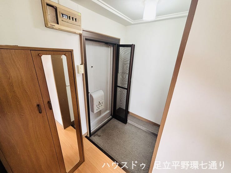 玄関には収納と姿見があり、お出かけ前の身だしなみ確認にも便利です。