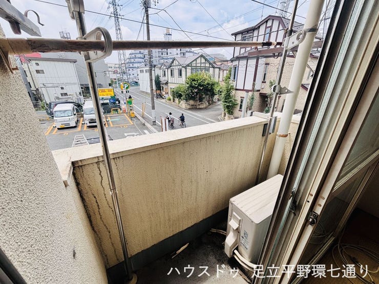 バルコニーからは周辺の街並みを望め、開放感を感じられる眺望です。