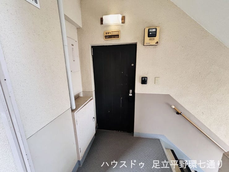 玄関前には照明付きの共用部があり、帰宅時も安心感があります。