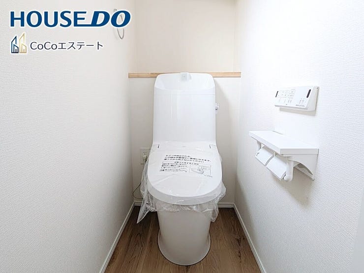 □■トイレ■□
温水洗浄便座付きトイレ♪
冬場や冷え込む時期にもお尻を温かく快適に保ちます。
また、汚れにくく掃除しやすい設備です。