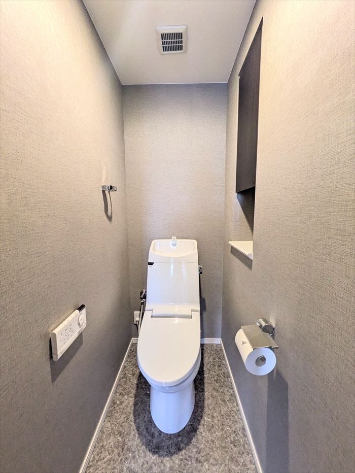 トイレには快適な温水洗浄便座付きです