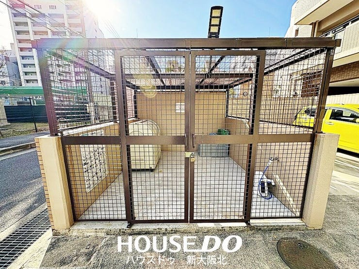 ■ゴミ捨て場は扉がついていますので荒らされる心配が少なく、臭いも気になりにくいです!