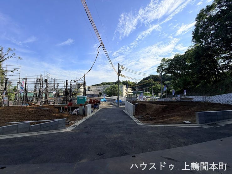 自然と調和する薬師台の地に、上質な素材と美しいフォルムの新邸がここに完成します!