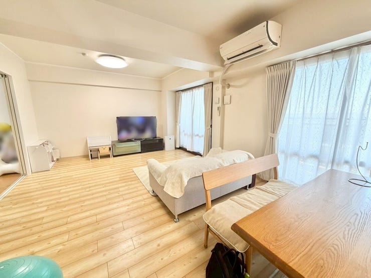 【大きい窓】
大きな窓と光沢のある床が、部屋全体を明るく広く見せてくれます!
自然光がたっぷり差し込み、開放的な空間に♪
汚れも目立ちにくく掃除がしやすいので、毎日気持ちよく過ごせます!