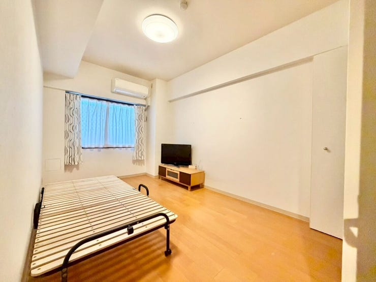 【洋室】
広々としたお部屋は家具の配置やインテリアデザインがしやすく、自分好みの居心地の良い空間を作れます♪
ソファやテレビ台を設置して家族や友人とくつろげるセカンドリビングスペースにもなります!