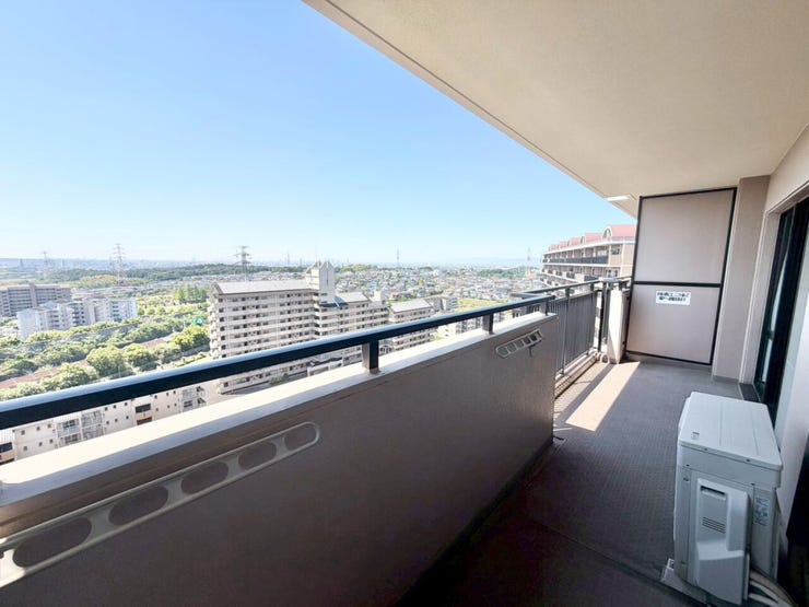 【眺望写真】
13階のお部屋からは、周囲の緑や並び立つマンション、街の景色が一望できる開放的な眺望が広がります!
自然と都市が調和した景色を楽しめ、季節ごとの移ろいも感じられる心地よい住環境です♪