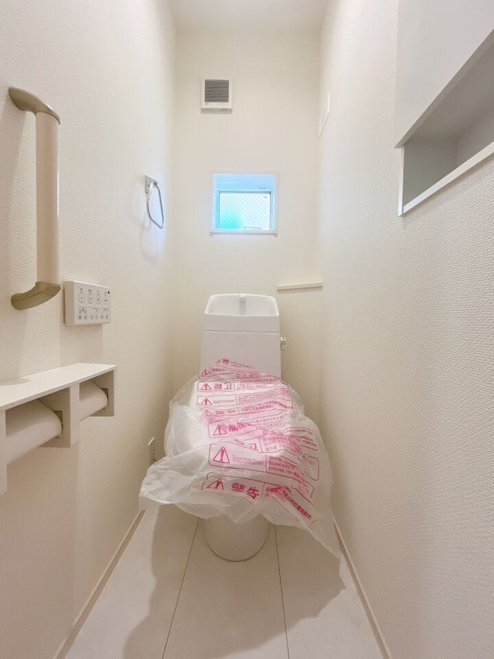 【温水洗浄器付きトイレ 】
温水洗浄器付きのトイレは、便座を暖かく保てるため、冬場でも座ったときにヒヤッとせず快適に使用できます!
ペーパーの使用量の削減にもなるため経済面でもメリットがあります♪