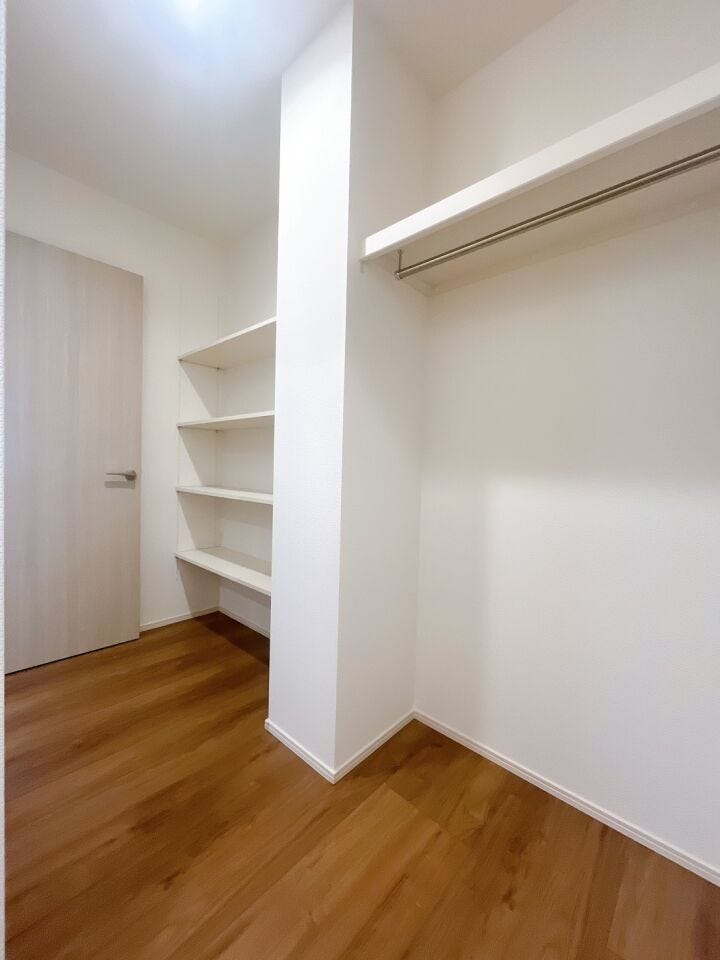 【リビング横収納】
リビング横に収納部屋が別にあり、溢れがちな日用品もたっぷり収納できます!
生活導線に収納を配置することで取り出しやすく、必要な物をすぐに手に取れる動線が確保されます!