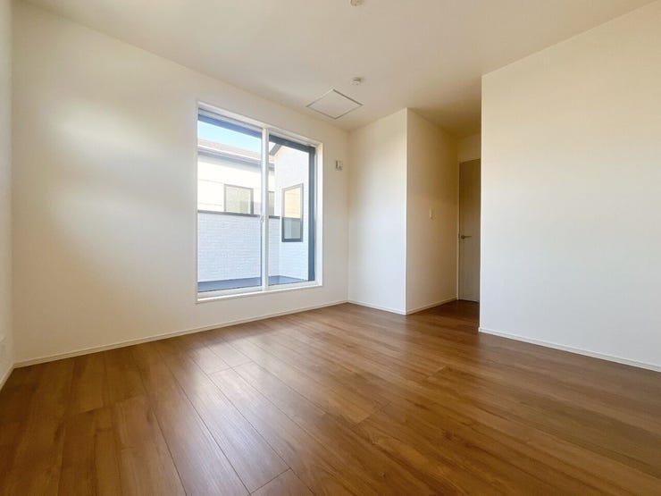 【洋室】
広々としたお部屋は家具の配置やインテリアデザインがしやすく、自分好みの居心地の良い空間を作れます♪
ソファやテレビ台を設置して家族や友人とくつろげるセカンドリビングスペースにもなります!