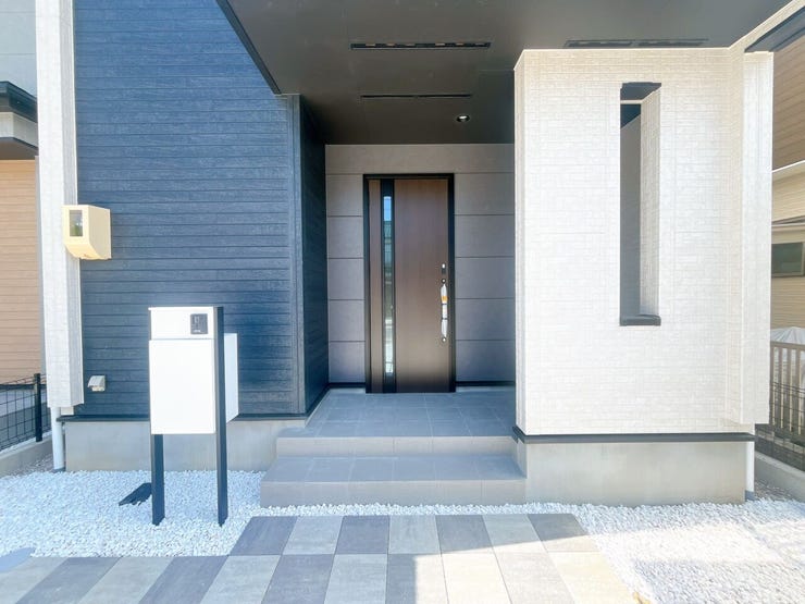 【郵便ポスト】
大切な郵便物をしっかり保管し、不正取得や紛失を防ぐ安心の郵便ポスト!
鍵付きタイプならセキュリティ性が高く、個人情報の保護にも役立ち、日々の受け取りを安全・スムーズにしてくれます!