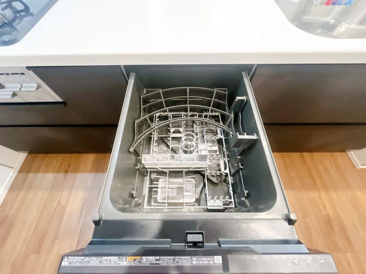 【食器洗い乾燥機】
食器洗いの時間を大幅に短縮できる食洗機付き!
手洗いに比べて、使用する水の量を大幅に節約でき、一度の洗浄で使う水は、手洗いに必要な量の3分の1以下とも言われています!