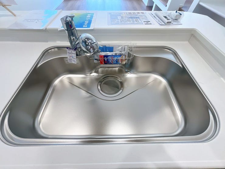 【シンク】
深めの設計のシンクは水撥ねがしづらく、食器類を多く置けるため毎日の洗い物のストレスを軽減します♪
さらに高めの位置に水栓があるため、大きなフライパンやまな板も洗いやすいです♪
