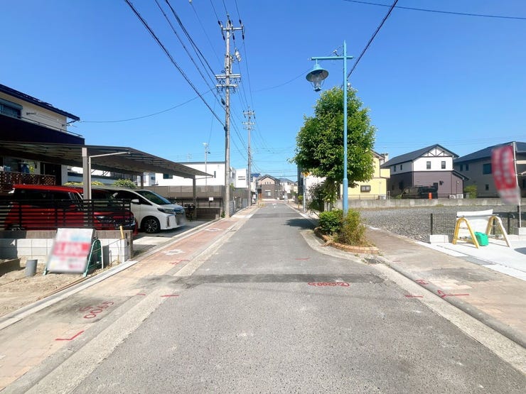 【前面道路】
前面道路が広いため運転がしやすく、日々の交通ストレスが軽減されます!
また家の前が建物などで遮られることがなく、日当たりが良くなり、家全体が明るい印象を受けます!