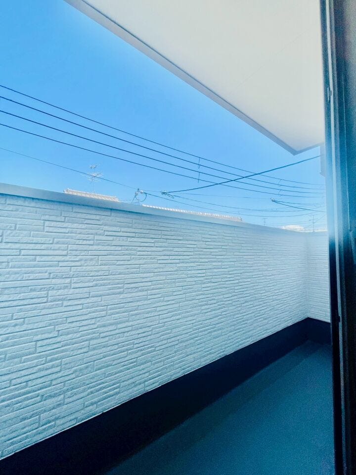 青空の広がるバルコニー。通風も良好♪