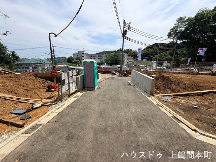 静かな住宅街に広がる薬師台の売地。陽当たりや開放感にも恵まれた魅力あるロケーションです。