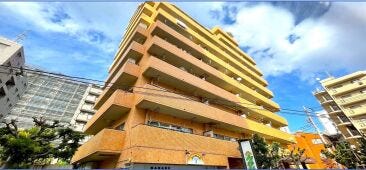 【外観】
重厚感ある落ち着いた外観が印象的なマンション。整った植栽とエントランスが住まいの品格を高め、管理体制にも期待が持てる佇まいです。