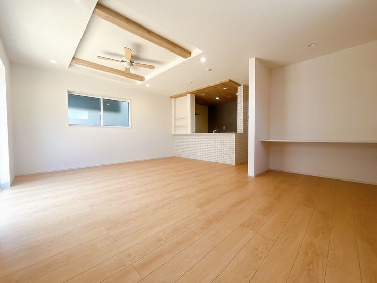 【見通しの良いリビング】
縦長のリビングはどこにいてもお部屋全体が見渡しやすく、ぱっと見て室内の様子が把握しやすいです♪
そのため小さなお子様がいるご家庭や、ペットを飼われていても安心です!