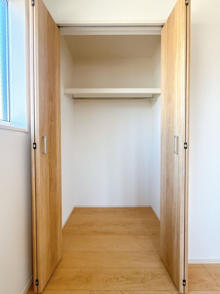 【収納】
扉付きのクローゼットは中身をしっかり隠せるため、生活感を抑えお部屋全体をすっきりと見せることができ、急な来客時にも安心です♪
さらに棚付きの収納があることで、細かな物も整理できます!