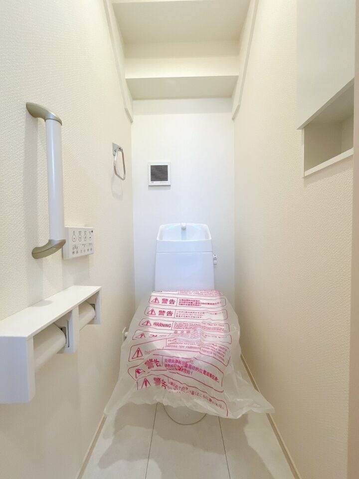 【温水洗浄器付きトイレ 】
温水洗浄器付きのトイレは、便座を暖かく保てるため、冬場でも座ったときにヒヤッとせず快適に使用できます!
ペーパーの使用量の削減にもなるため経済面でもメリットがあります♪