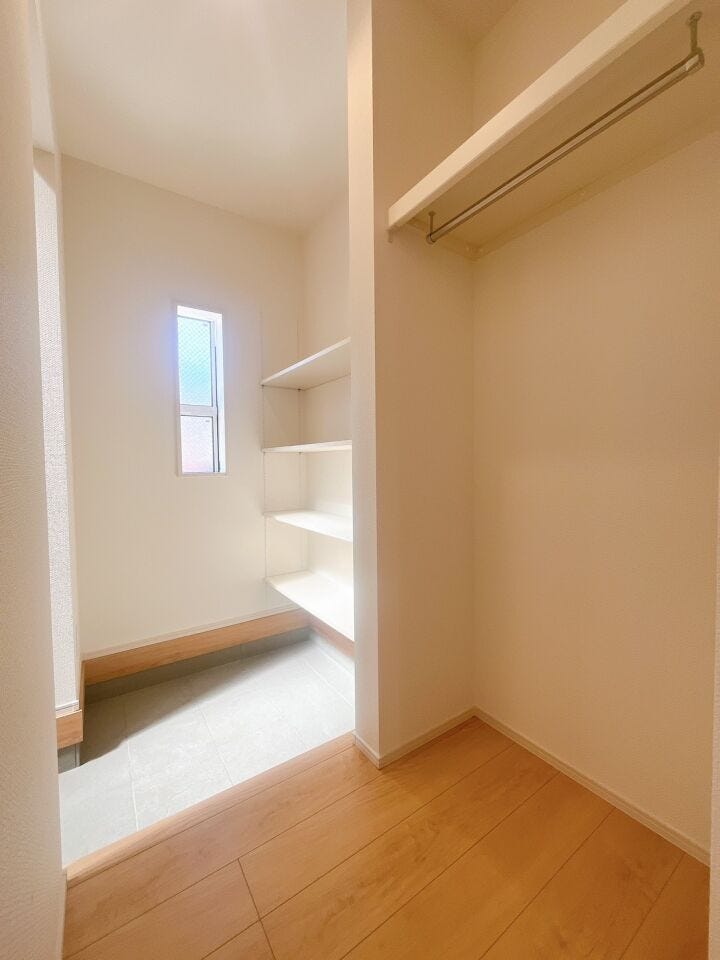 【リビング横収納】
リビング横に収納部屋が別にあり、溢れがちな日用品もたっぷり収納できます!
生活導線に収納を配置することで取り出しやすく、必要な物をすぐに手に取れる動線が確保されます!