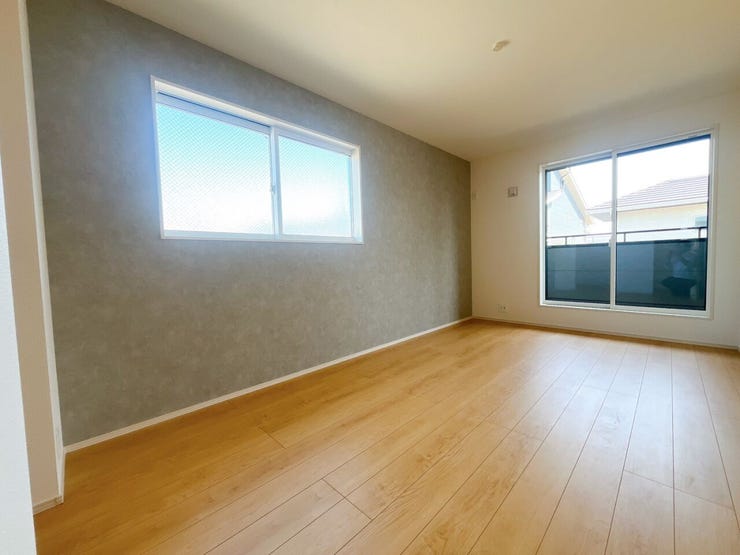 【洋室】
広々としたお部屋は家具の配置やインテリアデザインがしやすく、自分好みの居心地の良い空間を作れます♪
ソファやテレビ台を設置して家族や友人とくつろげるセカンドリビングスペースにもなります!