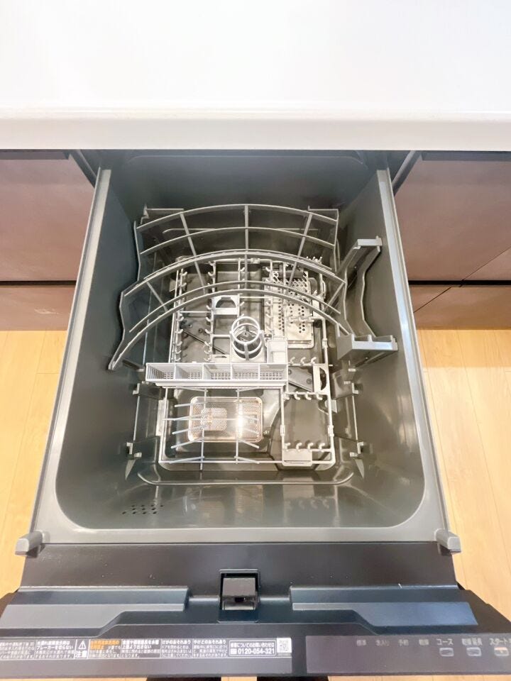 【食器洗い乾燥機】
食器洗いの時間を大幅に短縮できる食洗機付き!
手洗いに比べて、使用する水の量を大幅に節約でき、一度の洗浄で使う水は、手洗いに必要な量の3分の1以下とも言われています!