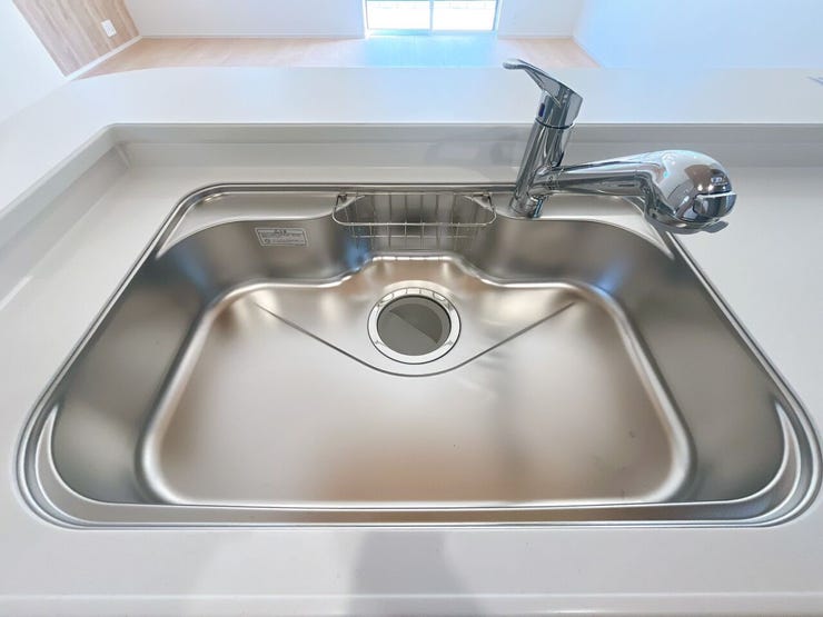 【シンク】
深めの設計のシンクは水撥ねがしづらく、食器類を多く置けるため毎日の洗い物のストレスを軽減します♪
さらに高めの位置に水栓があるため、大きなフライパンやまな板も洗いやすいです♪
