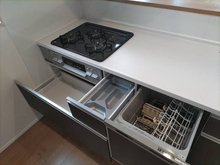 食洗機・コンロ3口・グリルの他、収納も充実