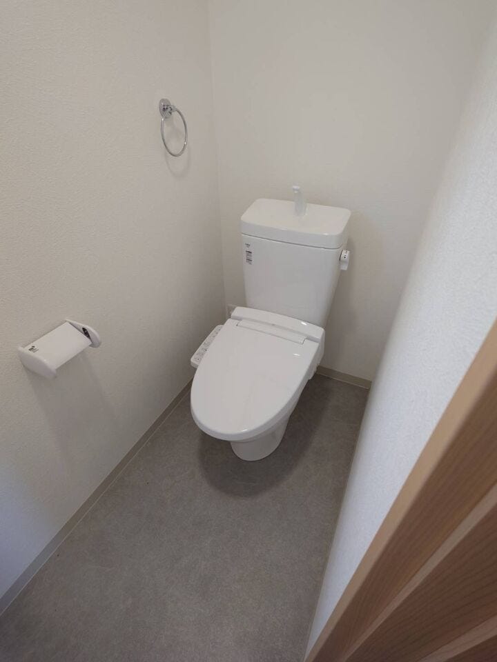 トイレは新品交換を行いました。直接肌に触れる水回りは新品が嬉しいですね。