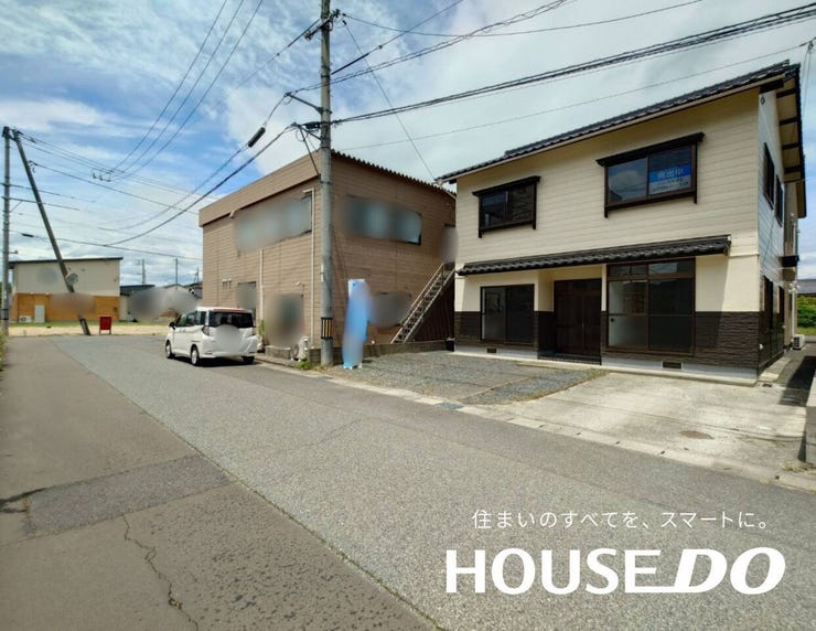外観です。前面道路が広く駐車しやすいですね。