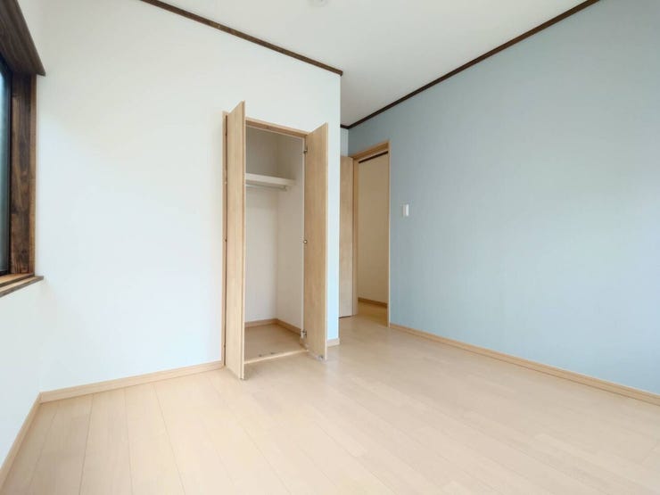 2階約5帖洋室に変更しました。床のフローリング張替、壁と天井のクロス張替、建具交換、照明交換を行いました。