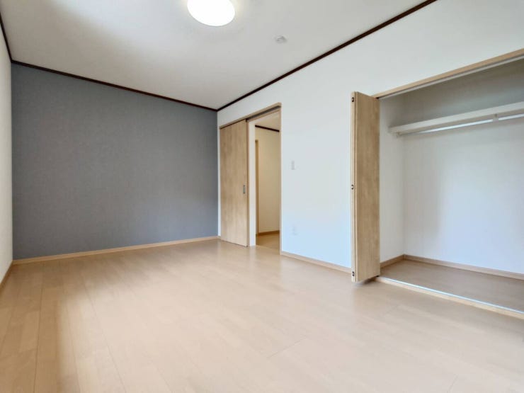 2階約7.5帖洋室に変更しました。床のフローリング張替、壁と天井のクロス張替、建具交換、照明交換を行いました。