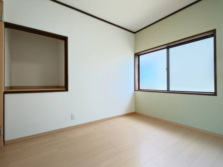 2階西側4.5帖洋室に変更しました。床のフローリング張替、壁と天井のクロス張替、建具交換、照明交換を行いました。
